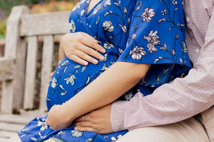 Summer maternity shots in sunny Bromley