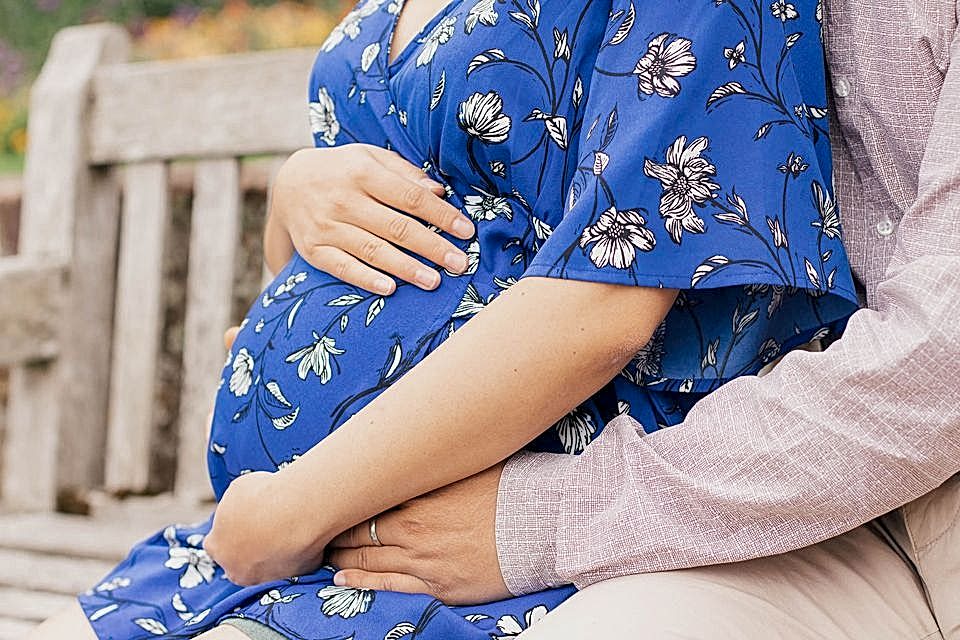 Summer maternity shots in sunny Bromley